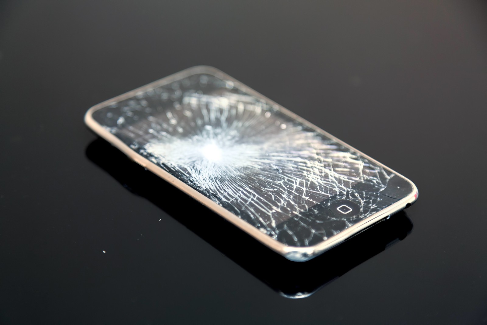 液晶画面が割れてしまった